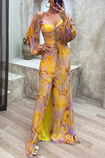Sunset Serenade – Schulterfreies Maxikleid mit Plissee-Ausschnitt, Rautenverzierung und Schlitz 