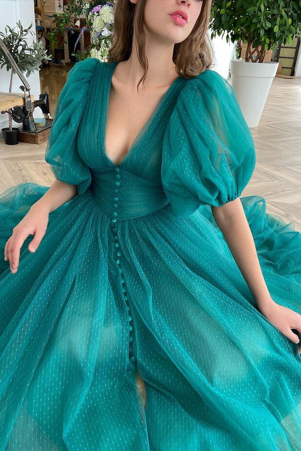 Elegante vestido de noche verde oscuro de tul con escote en V y mangas cortas.
