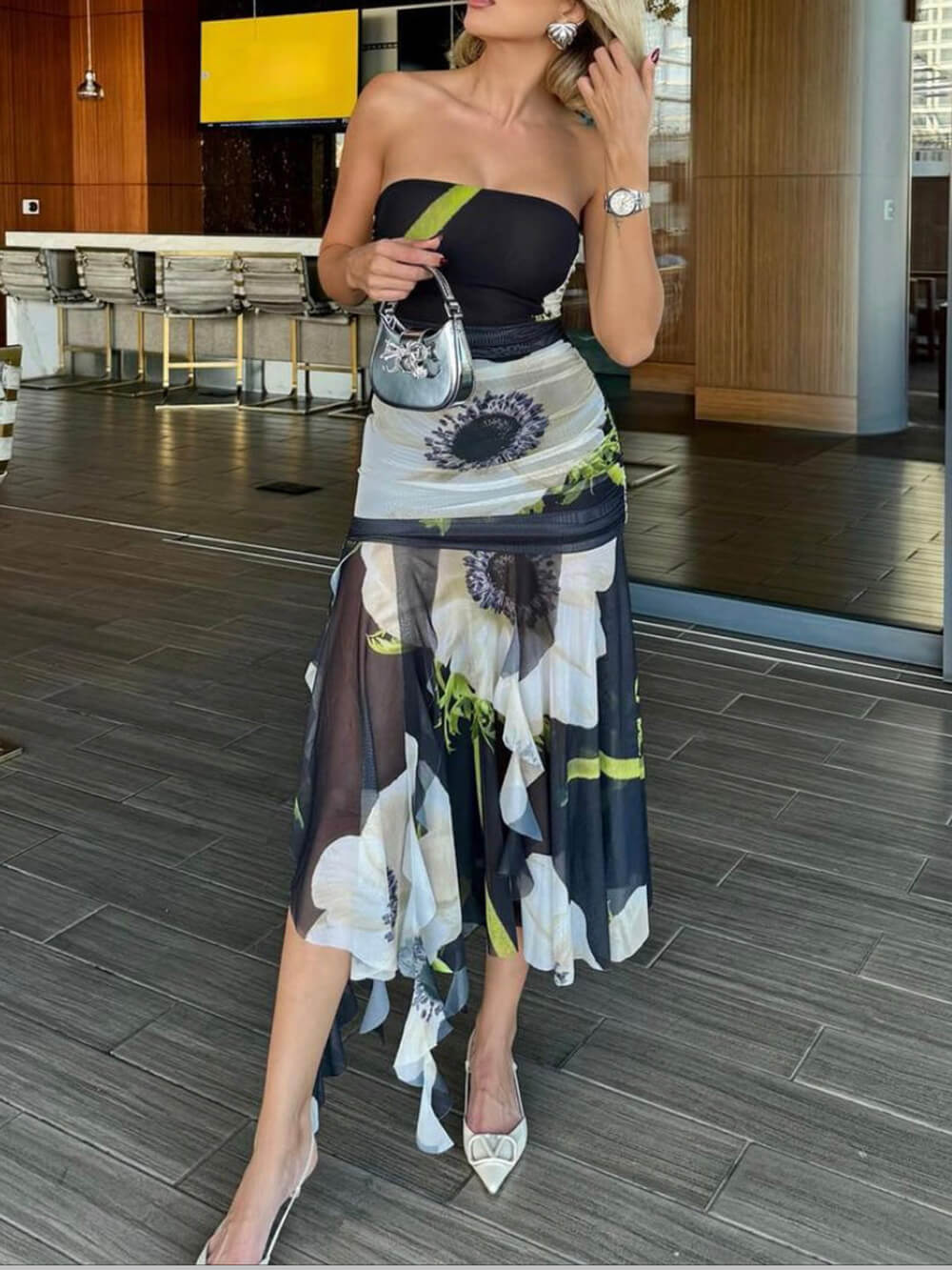 Vestido midi elástico con volantes fruncidos, hombros descubiertos y estampado floral con superposición de malla 