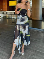 Vestido midi elástico con volantes fruncidos, hombros descubiertos y estampado floral con superposición de malla 