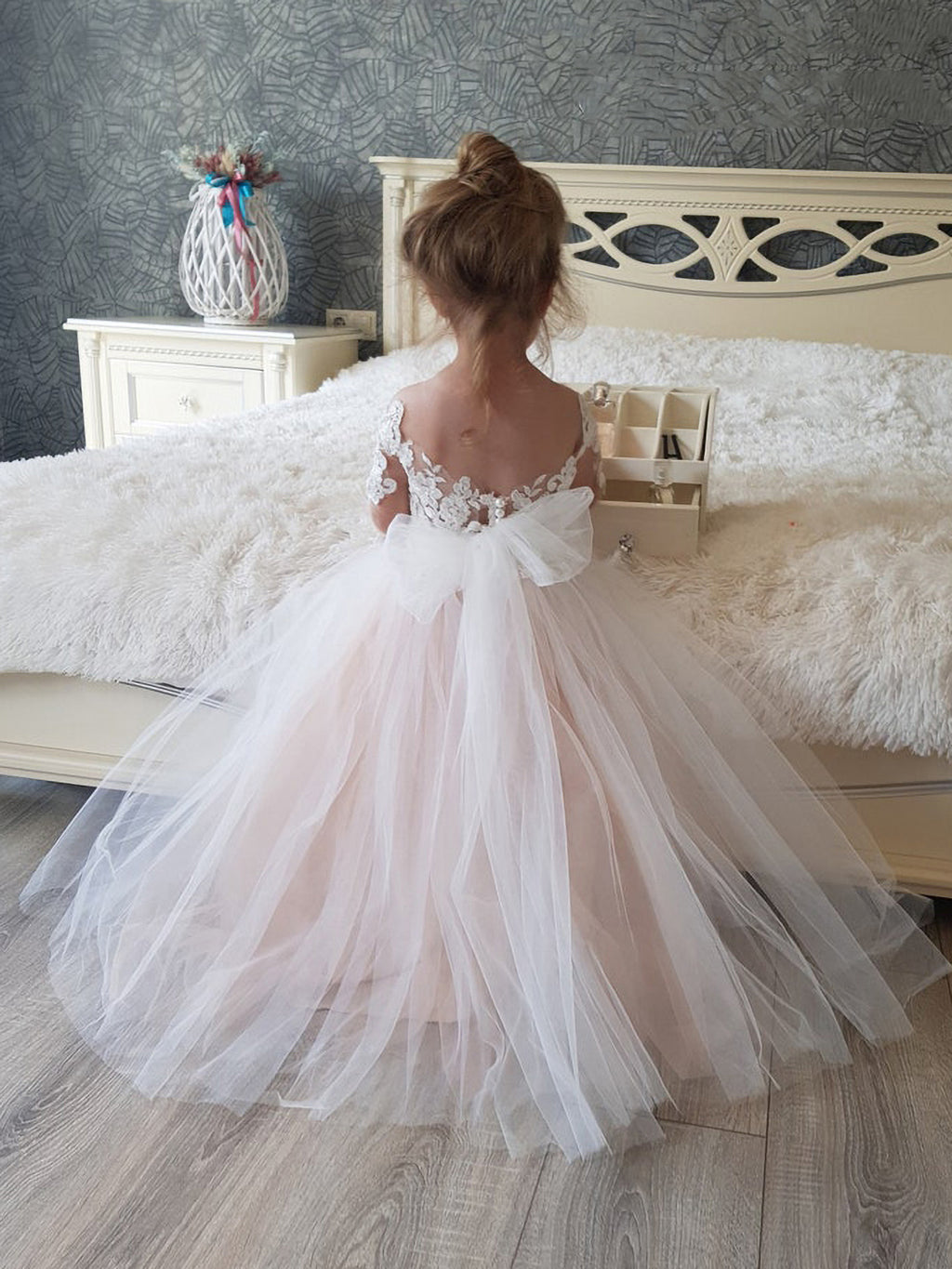Cap Sleeves Flower Girl Dress With Lace Appliques And Bow Tulle Floor Length