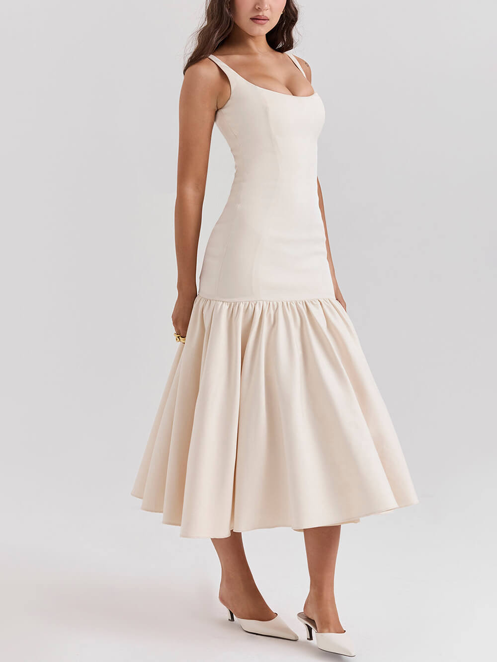 Anmutiges Midikleid mit quadratischem Ausschnitt, breiten Trägern und tiefer Taille 