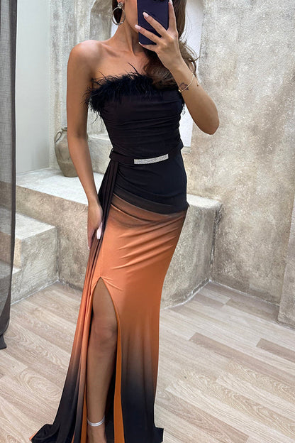Wild Elegance Maxikleid mit Farbverlaufsdruck, Federbesatz, Gürtel und Schlitz 