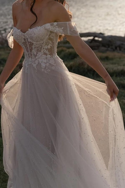 Fabelhaftes A-Linien-Brautkleid in Weiß mit schulterfreier Spitze und Rüschen