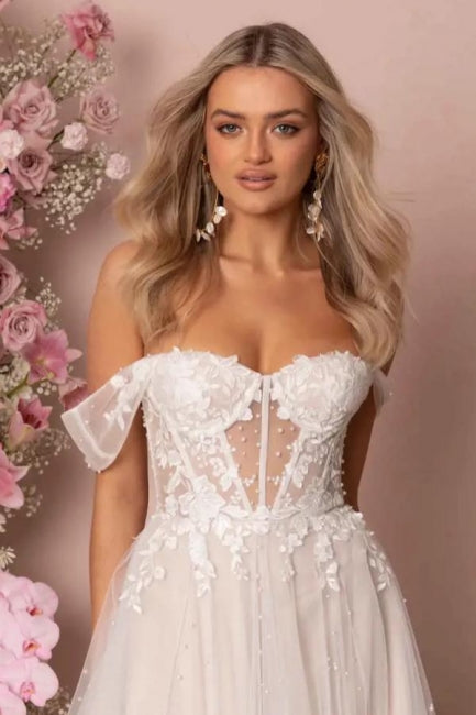 Fabelhaftes A-Linien-Brautkleid in Weiß mit schulterfreier Spitze und Rüschen