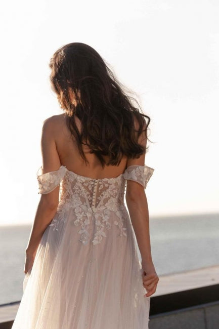 Fabelhaftes A-Linien-Brautkleid in Weiß mit schulterfreier Spitze und Rüschen