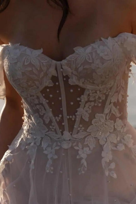 Fabelhaftes A-Linien-Brautkleid in Weiß mit schulterfreier Spitze und Rüschen