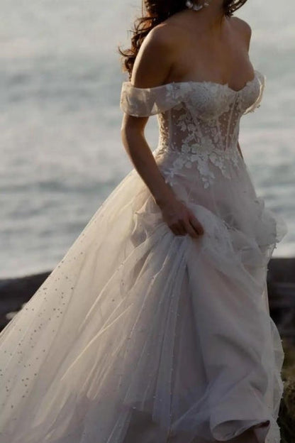Fabelhaftes A-Linien-Brautkleid in Weiß mit schulterfreier Spitze und Rüschen