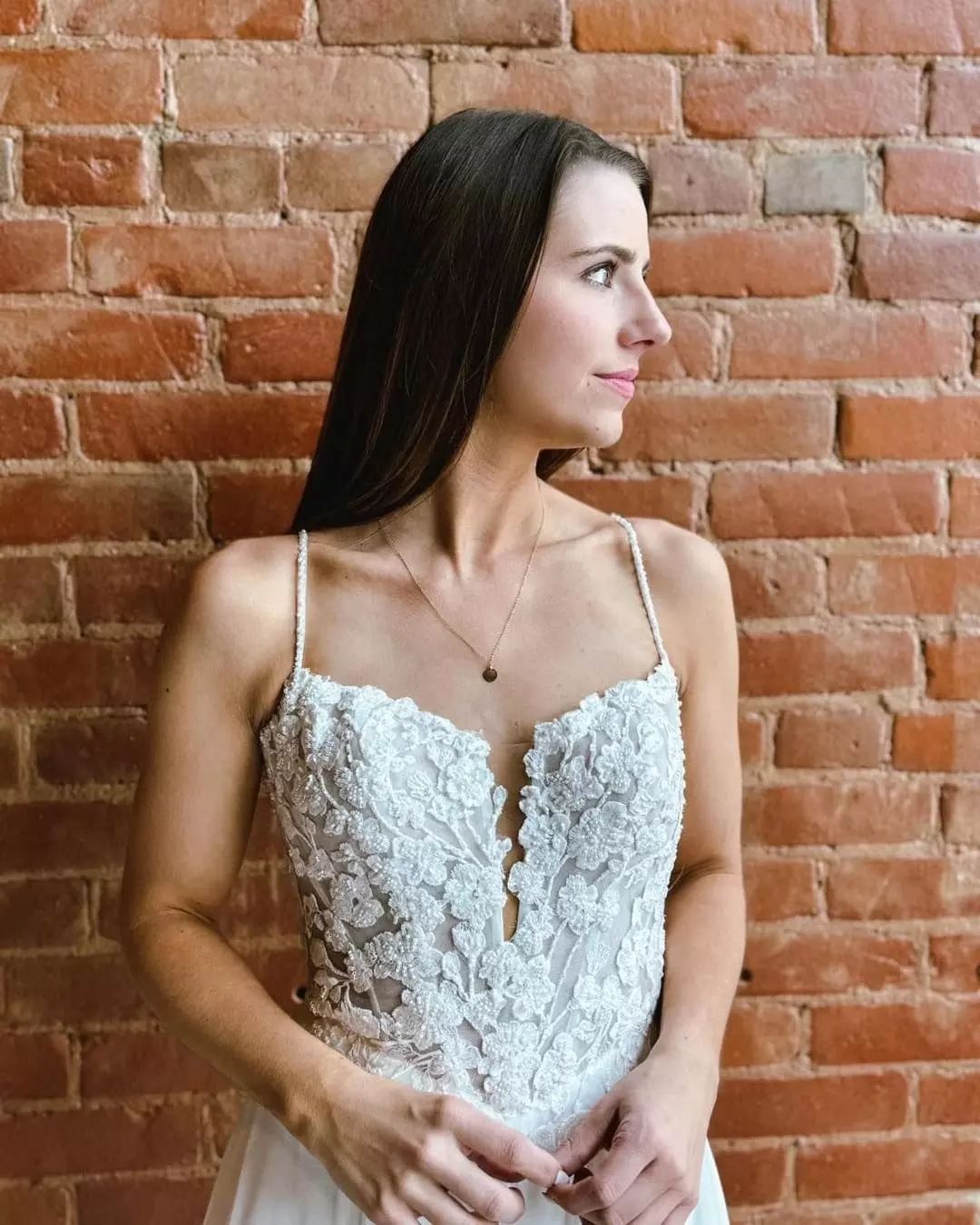 Vestidos de Noiva Brancos Deslumbrantes em Linha A com Rendas, Alças Finas e Sem Mangas, com Cauda Dividida