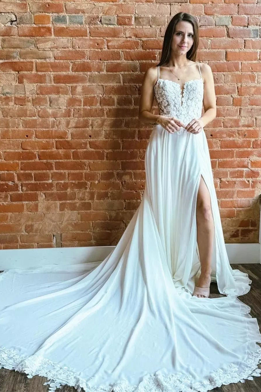 Vestidos de Noiva Brancos Deslumbrantes em Linha A com Rendas, Alças Finas e Sem Mangas, com Cauda Dividida