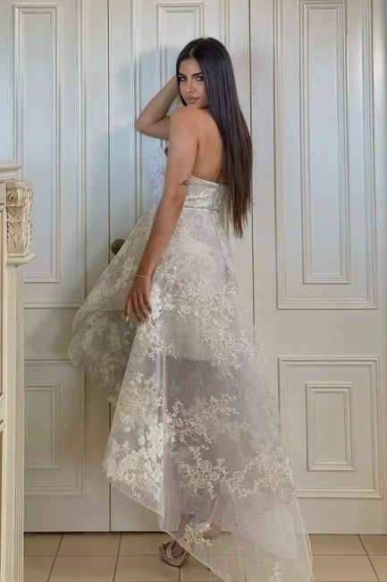 Vestido de Noiva Branco Deslumbrante em Linha A com Decote Coração, Sem Mangas e Aplicações de Renda