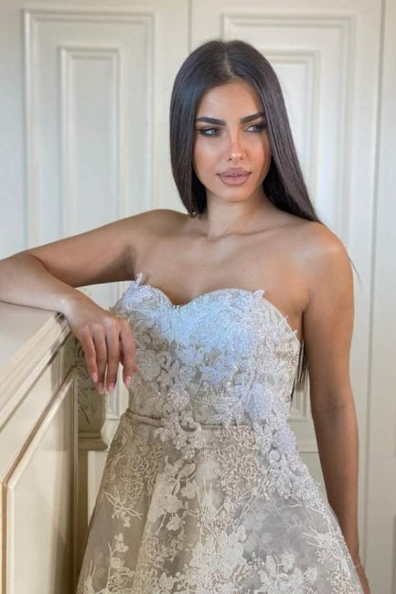 Vestido de Noiva Branco Deslumbrante em Linha A com Decote Coração, Sem Mangas e Aplicações de Renda