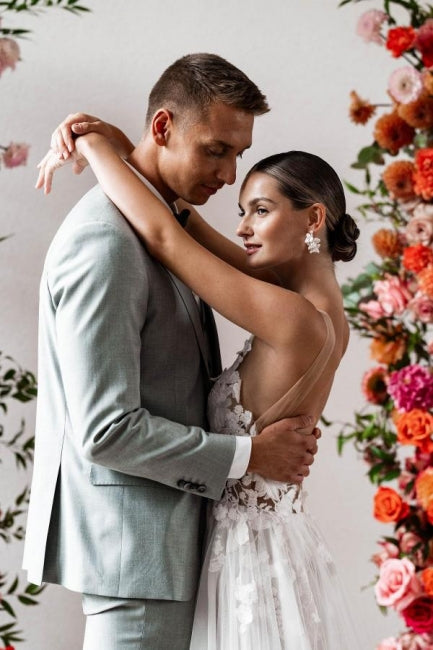 فستان زفاف أبيض رائع على شكل حرف A بدون أكمام بياقة على شكل حرف V مزين بالتطريزات