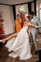 فستان زفاف أبيض رائع على شكل حرف A بدون أكمام بياقة على شكل حرف V مزين بالتطريزات