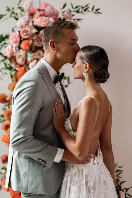 Vestido de Noiva Branco Deslumbrante em Linha A com Decote em V, Sem Mangas e Renda com Apliques