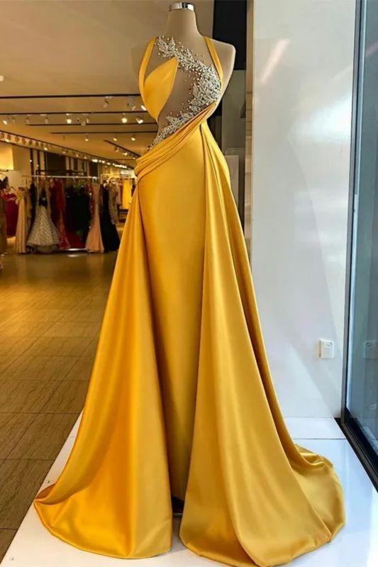 Favoloso abito lungo da sera giallo senza maniche con collo ad anello in raso a colonna e perline