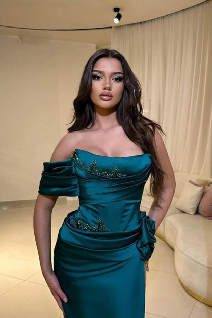 Fabuloso vestido de fiesta de satén con escote redondo, sin mangas y volantes