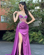 Abito da sera senza maniche con scollo a cuore, in satin e tulle, con colonna favolosa, balze e spacco
