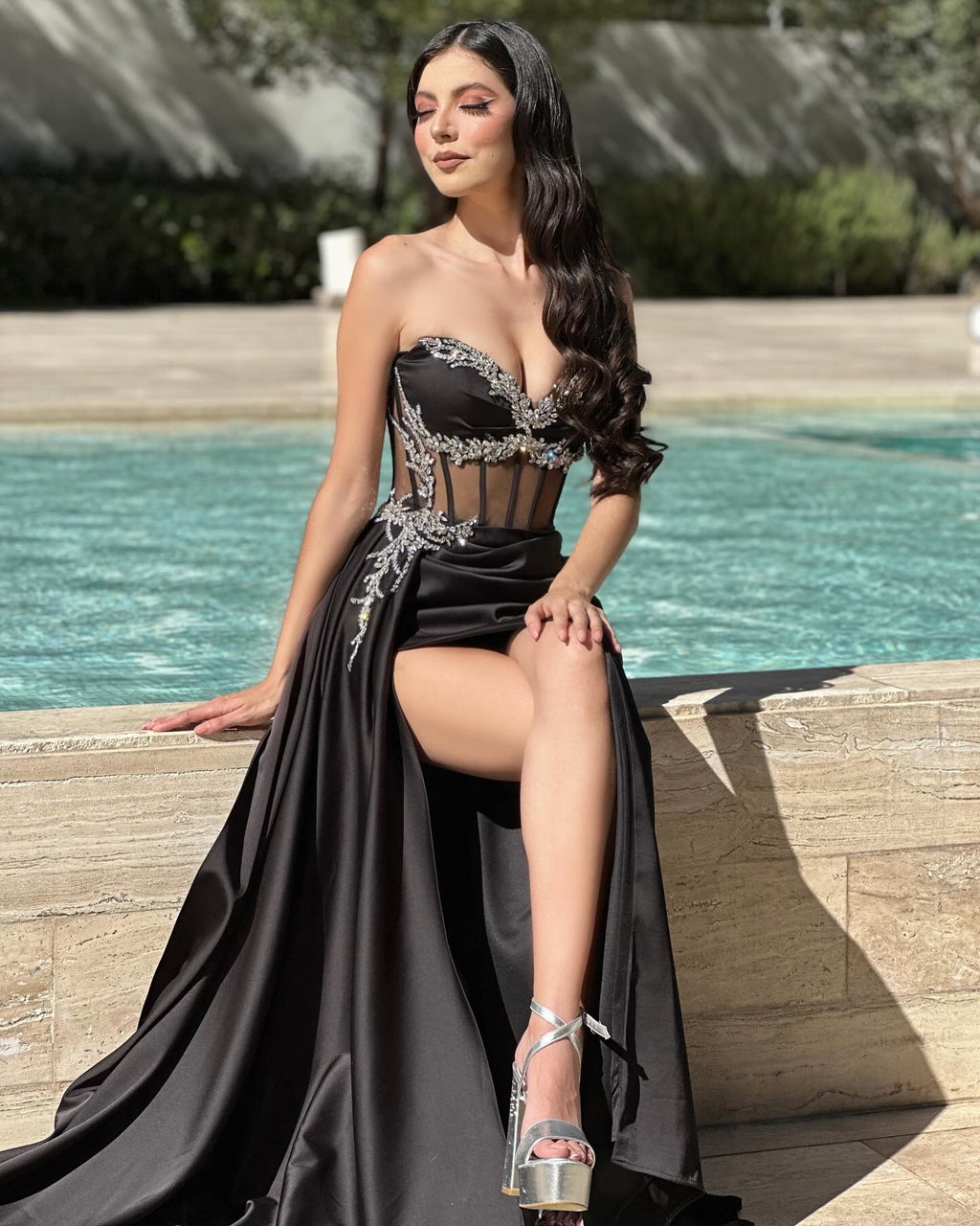 Abito da sera senza maniche con scollo a cuore, in satin e tulle, con colonna favolosa, balze e spacco