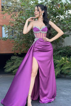 Abito da sera senza maniche con scollo a cuore, in satin e tulle, con colonna favolosa, balze e spacco