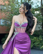 Abito da sera senza maniche con scollo a cuore, in satin e tulle, con colonna favolosa, balze e spacco