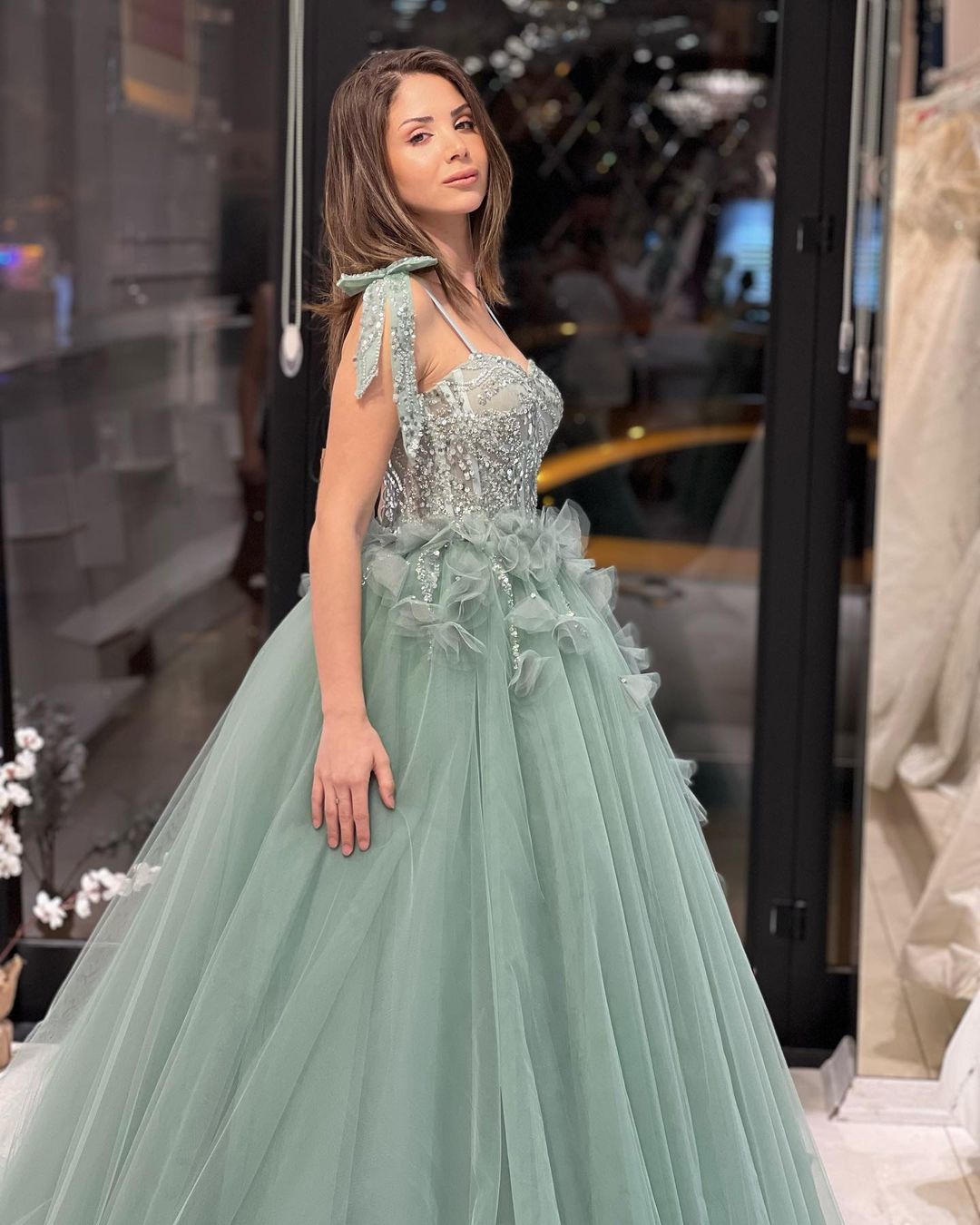 Robe de mariée fabuleuse longue jusqu'au sol, bustier en cœur, sans manches, en ligne A, en tulle avec paillettes