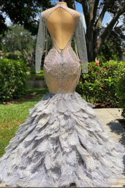 Fabuloso vestido de fiesta de tul con mangas largas, corte sirena, plumas y lentejuelas grises