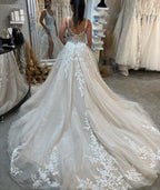 Robe de mariée fabuleuse longue en dentelle sans manches, coupe évasée, avec fente