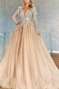 Favoloso abito lungo a linea ad A con scollo a V, perline e tulle per ballo con maniche