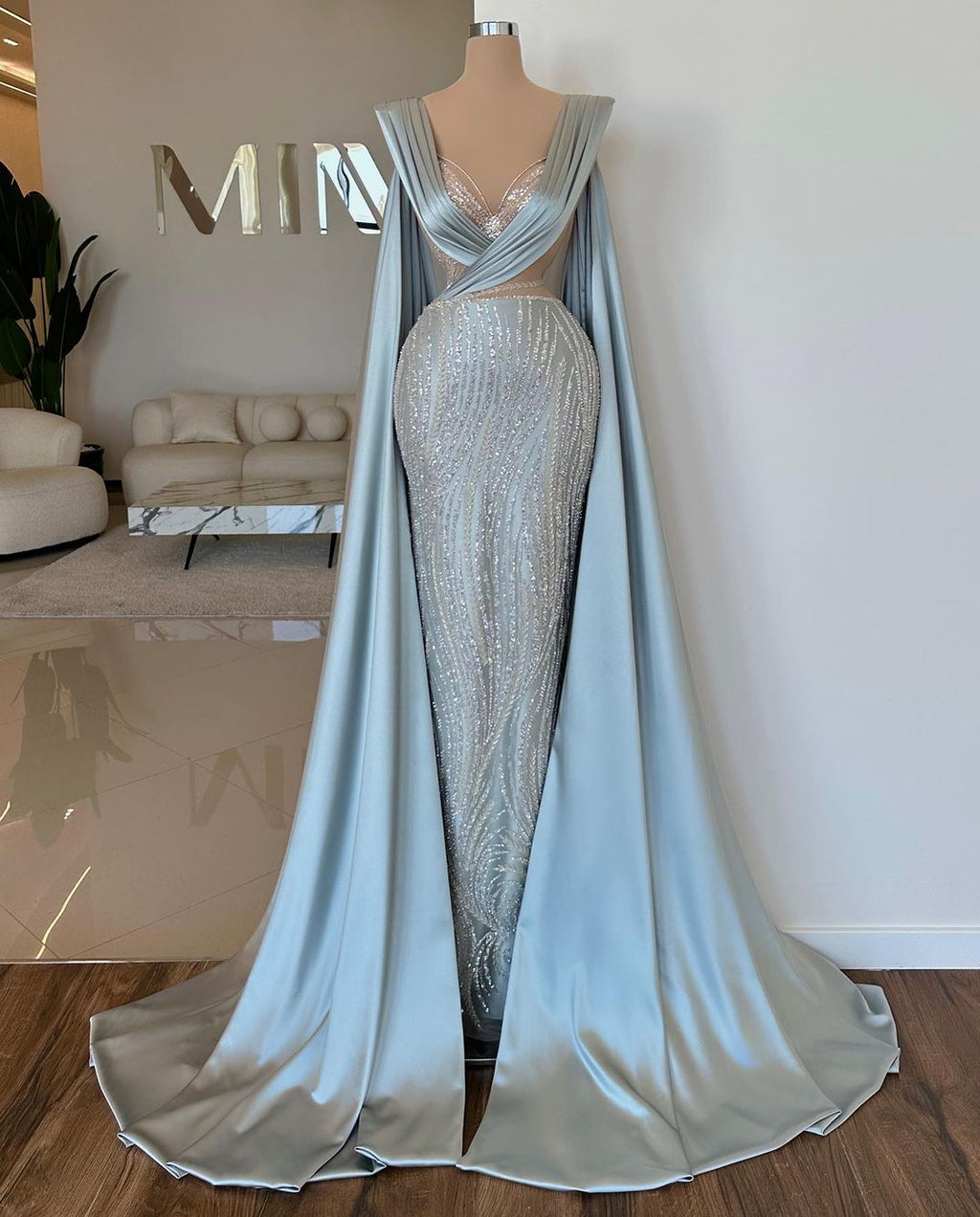 Favoloso lungo abito da sera blu con scollo a V, sirena, paillettes e pizzo, con maniche