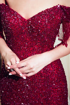 Favoloso lungo abito da sera sirena in tulle con paillettes e scollo a barca