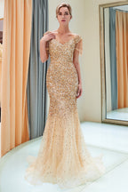 Favoloso lungo abito da sera sirena in tulle con paillettes e scollo a barca