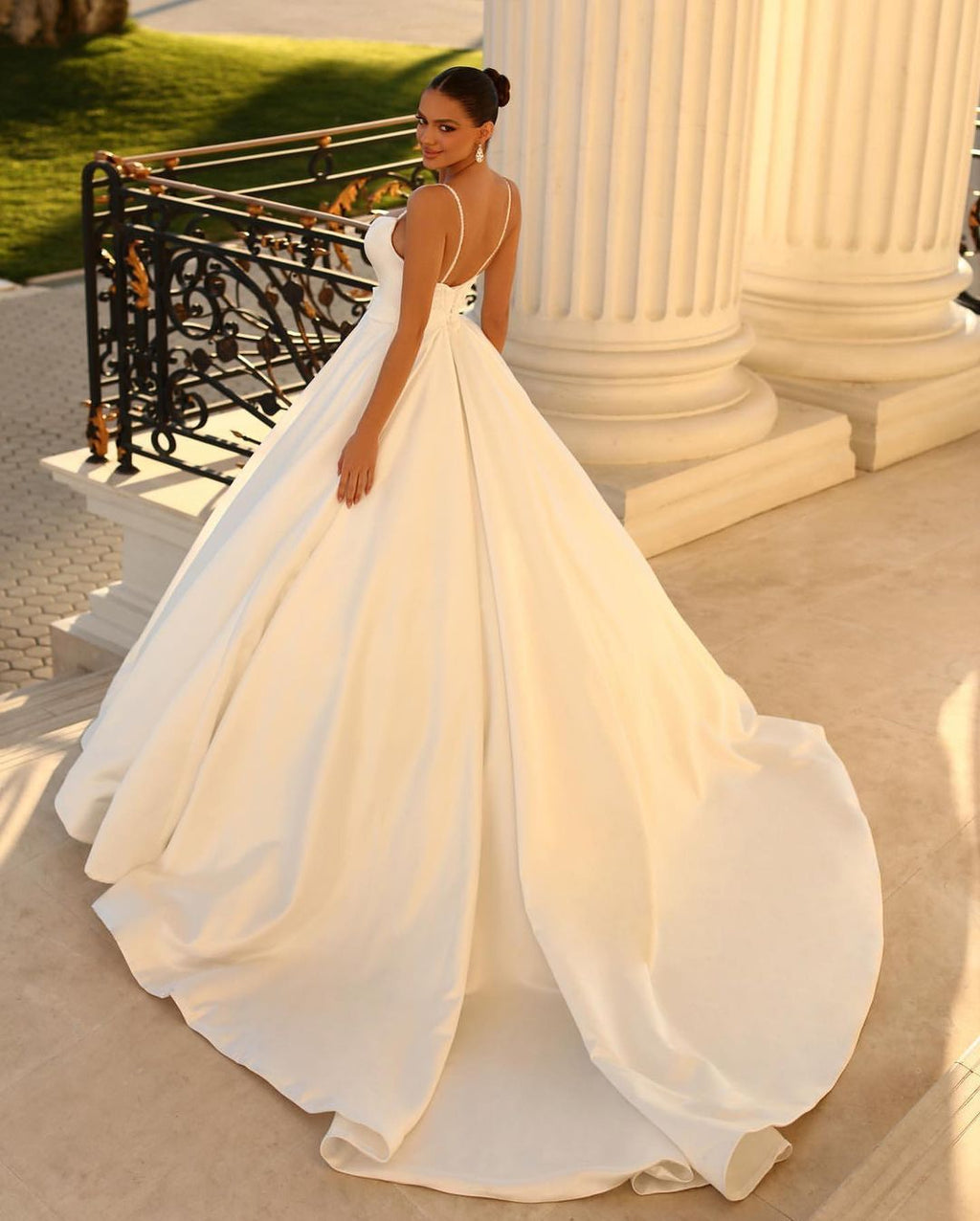 Robe de mariée en satin blanche longue et évasée à fines bretelles spaghetti merveilleuse