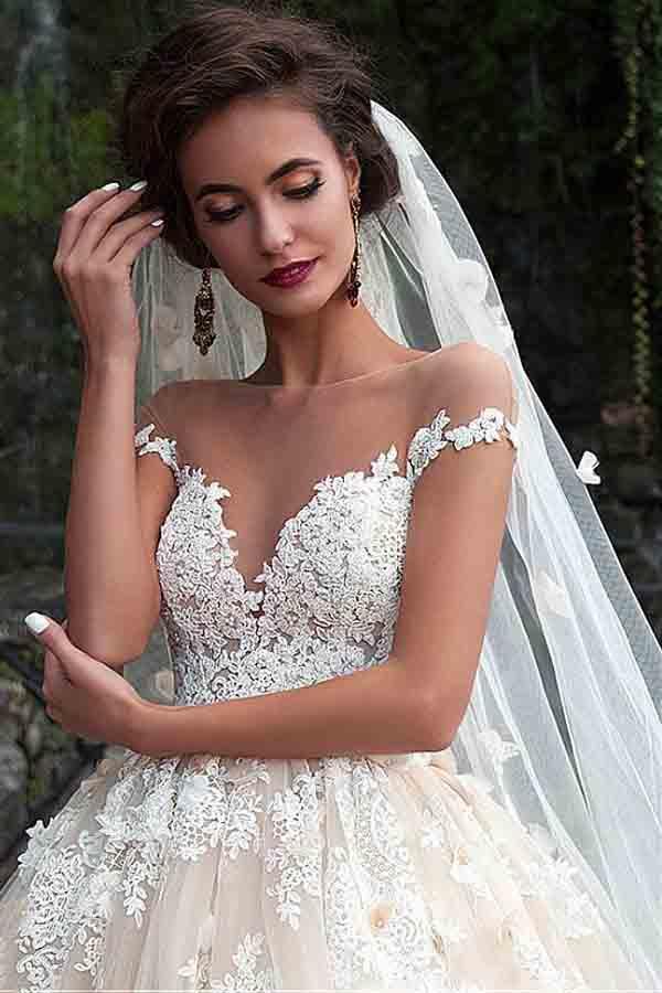 Fantastische Tüll Bateau-Ausschnitt Ballkleid Brautkleider mit Spitze