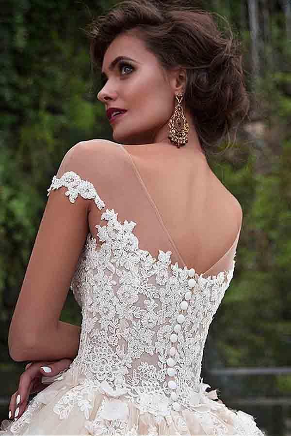 Fantastische Tüll Bateau-Ausschnitt Ballkleid Brautkleider mit Spitze