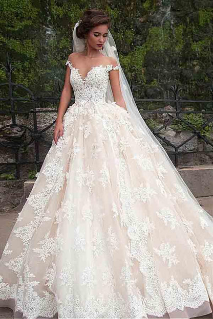Fantastische Tüll Bateau-Ausschnitt Ballkleid Brautkleider mit Spitze