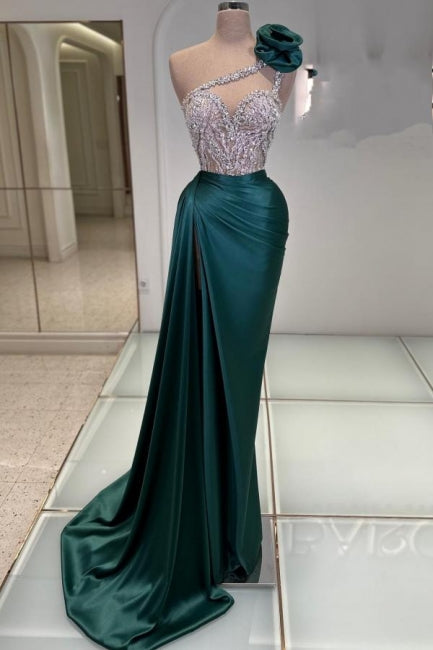 Abito lungo da sera verde scuro con una spalla sola, senza maniche e con gioiello decorativo