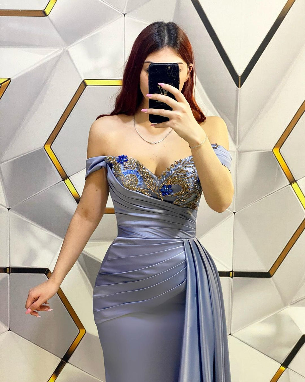 Abito lungo da sera a sirena con paillettes e scollo a barca con balze