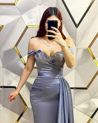 Abito lungo da sera a sirena con paillettes e scollo a barca con balze