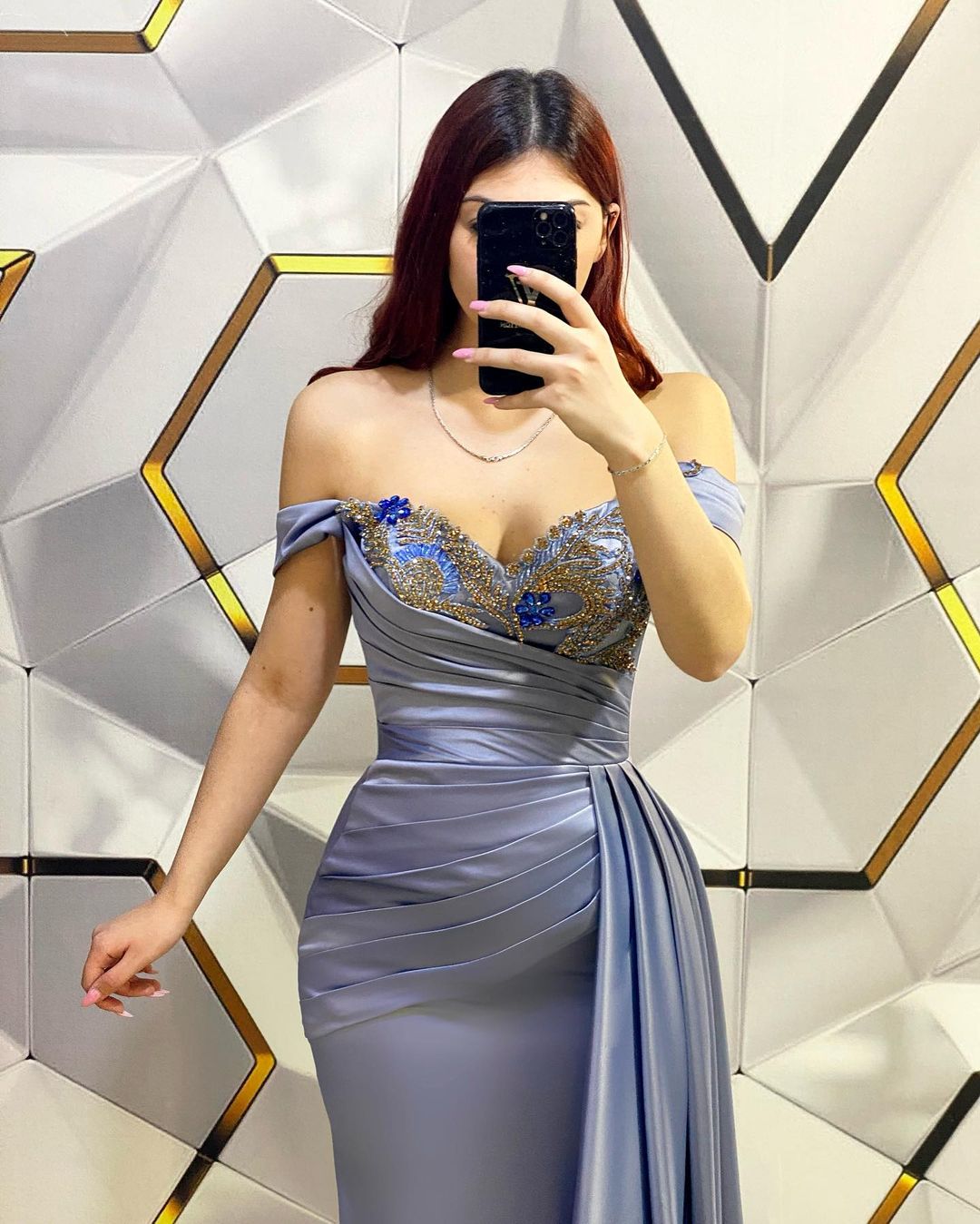 Abito lungo da sera a sirena con paillettes e scollo a barca con balze