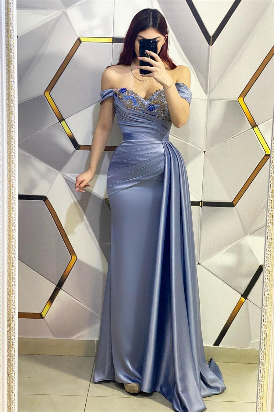 Abito lungo da sera a sirena con paillettes e scollo a barca con balze