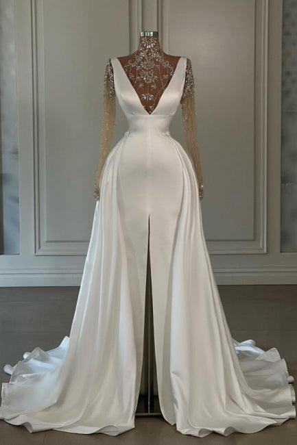Vestidos de cerimónia longos brancos em linha A com gola alta, renda, brilho, racha frontal e mangas compridas