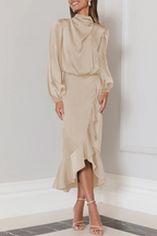 Elegantes Abendkleid mit Volantfalten und Rollkragen 