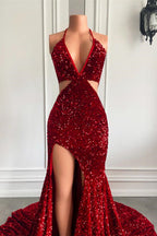 Abito da sera rosso con scollo a V, paillettes, spacco frontale e lunghezza fino a terra, modello sirena con collo allacciato al collo