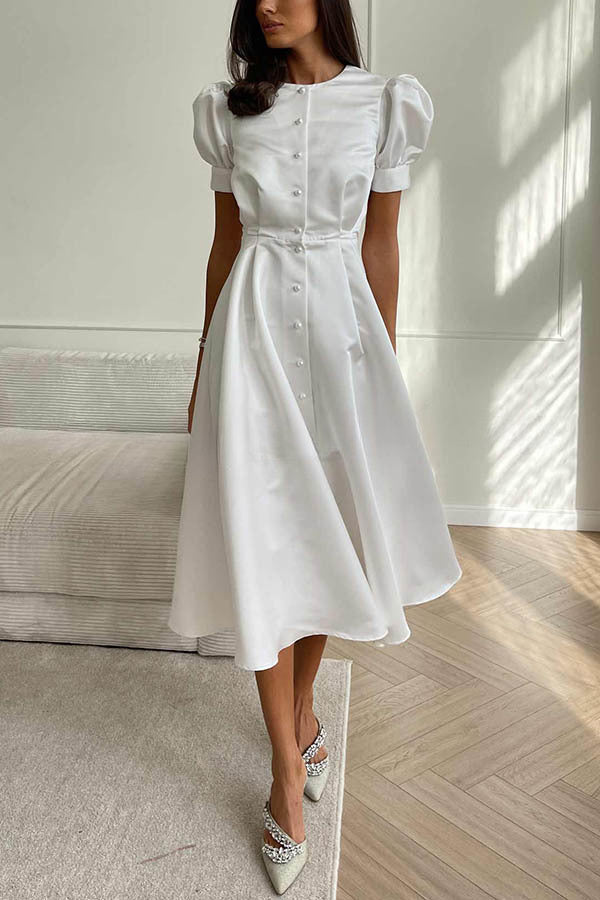 Vestito midi con maniche a sbuffo, bottoni di perle e spacco, dall'atmosfera elegante e raffinata