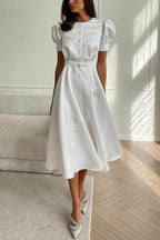 Vestito midi con maniche a sbuffo, bottoni di perle e spacco, dall'atmosfera elegante e raffinata