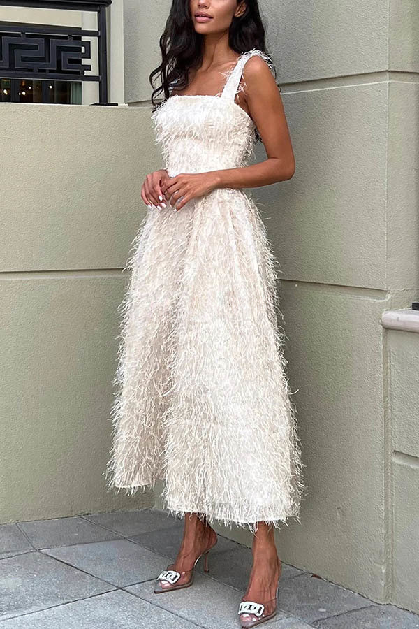 Feenhafter und attraktiver Look, flauschiges Midikleid aus Quastenstoff mit quadratischem Ausschnitt 