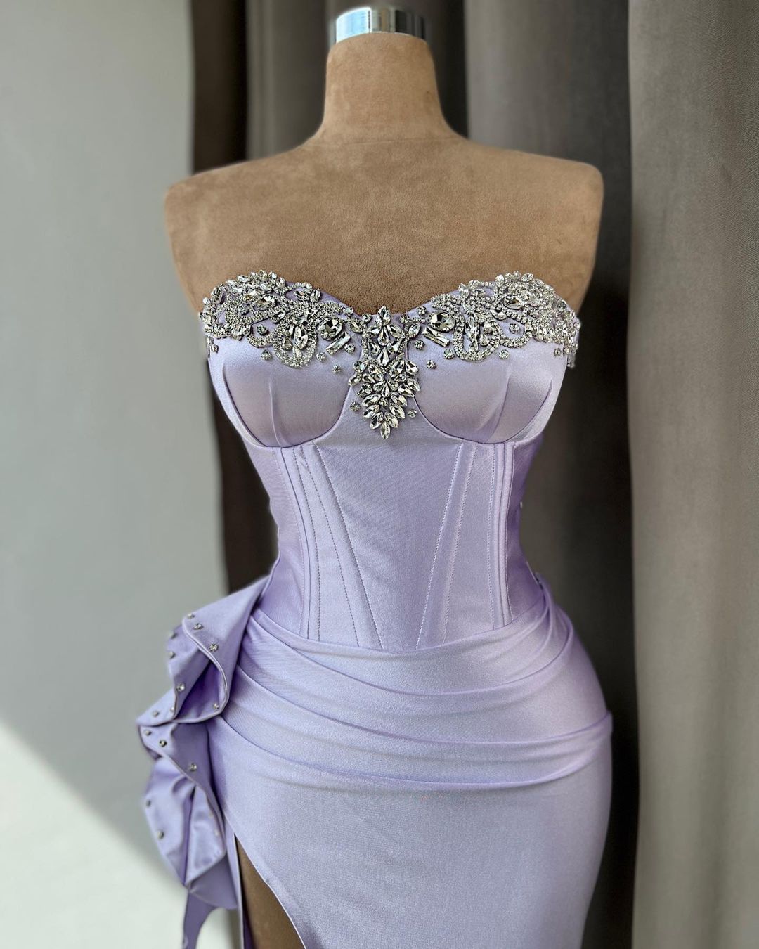 Vestido de fiesta de sirena morado claro sin tirantes y abertura alta con diamantes de imitación 