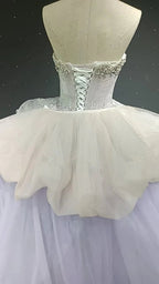 Vestido com botão de flor adornado com cristais e penas véu estrelado