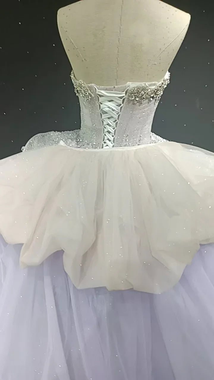 Vestido com botão de flor adornado com cristais e penas véu estrelado